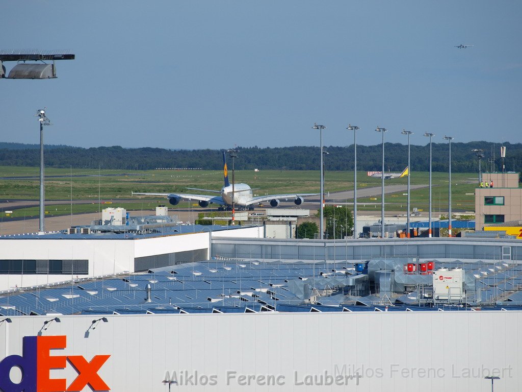 Lufthansa Airbus A 380 zu Besuch Flughafen Koeln Bonn P046.JPG